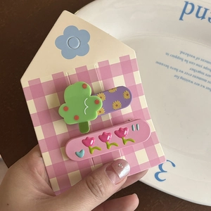 Détail de barrettes à cheveux mignonnes avec motifs d'arbre vert et tulipes roses