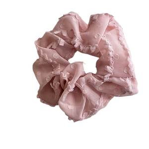 Chouchou en dentelle rose avec tulle à pois transparent et bords à volants style ballet