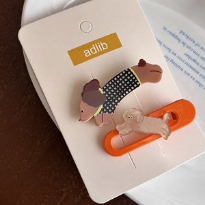 Détail de pinces à cheveux chien dessin animé sur carte de marque avec finition élégante