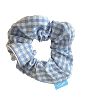 Scrunchie a quadretti blu e bianchi stile ballerina con etichetta per acconciature