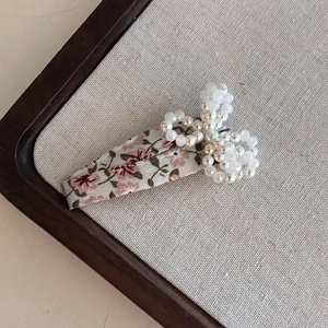 Floral beaded hair clips with white imitation pearls and transparent beads for women