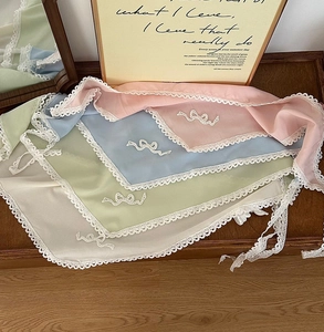 Mise à plat de foulards triangulaires à bordure en dentelle en rose, bleu, vert et beige