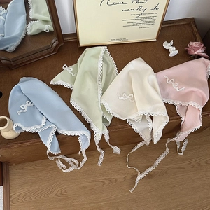 Foulard triangle français en dentelle aux couleurs pastel avec broderie de nœuds