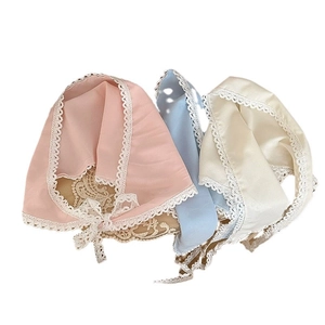 Bandeaux bébé en dentelle bleue, rose et beige avec broderies et rubans à nouer