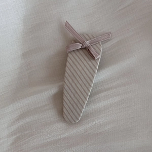 Barrette à cheveux à carreaux avec nœud beige et design minimaliste de style français