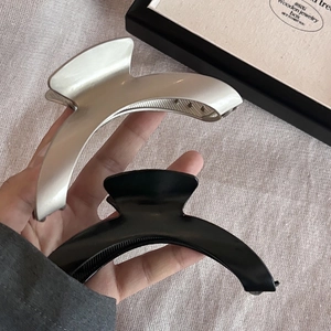 Pinces à cheveux incurvées en métal noir mat et argenté pour un style minimaliste chic