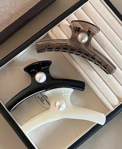 Trois grandes pinces à cheveux en acrylique avec perles dans un coffret à bijoux