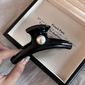 Grande pince à cheveux française en acrylique noir ornée d'une grande perle blanche