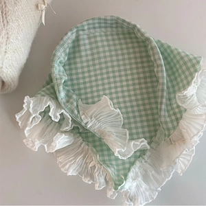 Dettaglio di una bandana a scacchi verde menta con bordo in pizzo bianco plissettato