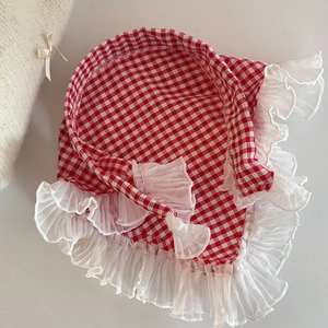 Dettaglio bandana per animali a quadretti rossi e bianchi con bordi in pizzo plissettato
