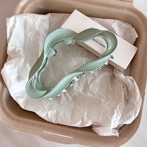 Pince à cheveux nuage vert sauge avec détails cousus élégants dans une boîte cadeau