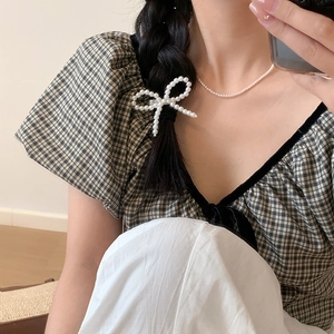 Fermaglio per capelli con fiocco di perle su modella per un look romantico vintage francese