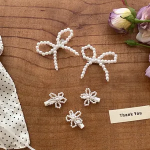 Fermagli per Capelli a Mano con Künstliche Perle Sintetiche a Fiocco Fiore Elegante Stile Francese Dolce Fermagli a Becco d'Anatra Donna Accessori Capelli