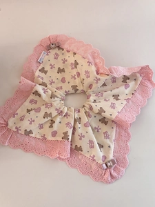 Vue détaillée d'un chouchou fait main beige avec motifs d'ours et dentelle rose
