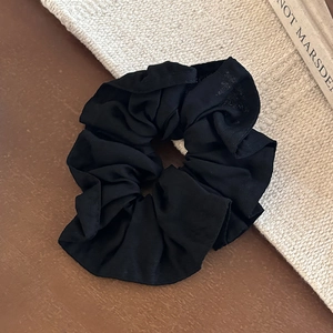 Chouchou élégant en satin noir avec texture plissée pour accessoires de cheveux