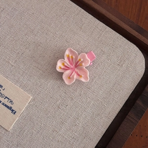 Pince à cheveux fleur de cerisier rose avec pétales en résine dégradé et étamines jaunes