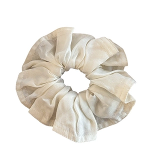 Chouchou élégant en satin crème avec volants et une texture douce et brillante