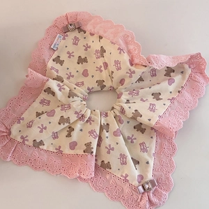Chouchou en dentelle rose et beige avec motif d'ours et noeud en strass