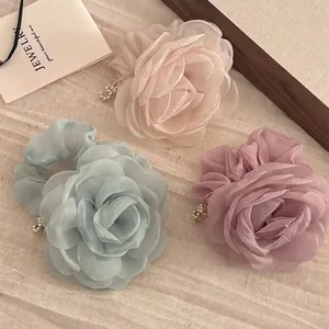 Lot de trois chouchous roses en organza avec breloques perles et tons pastel doux