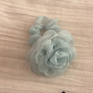 Chouchou élégant en organza bleu clair avec rose en tissu multicouche pour femmes