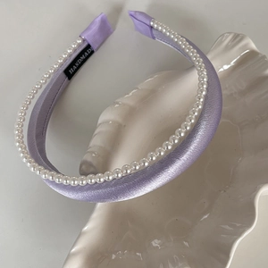 Serre-tête élégant en satin lavande avec perles blanches et étiquette fait main