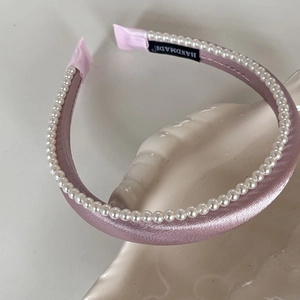 Serre-tête artisanal en satin rose avec perles élégantes pour un look sophistiqué