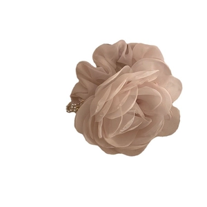 Élastique à cheveux rose clair en organza avec breloque perle et pétales superposés