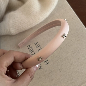 Cerchietto in spugna rosa con fiocchi di metallo argento e stile minimalista
