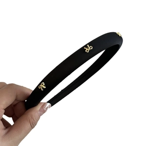 Cerchietto nero dolce con fiocchi in metallo dorato per donne dallo stile retrò minimalista