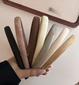 Détail de 7 serre-têtes vintage aux tons terre avec des motifs baroques gaufrés