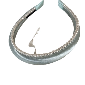Serre-tête élégant en satin bleu menthe avec perles blanches et étiquette fait main