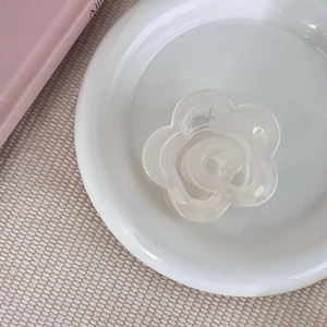 Pince à cheveux fleur blanc crème translucide pour coiffures élégantes et chignons demi-hauts