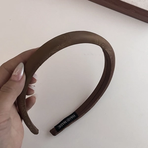 Serre-tête élégant en satin marron avec motifs dragon et phénix et finition à la main