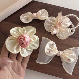 Élégant ensemble crème et rose avec pinces à fleurs en satin et élastiques à perles