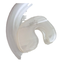 Pince à cheveux élégante blanc crème avec ressort métallique pour coiffures sur fond blanc