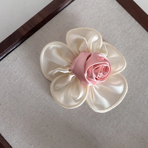 Pince à cheveux fleur en satin blanc avec rose rose et nœud élégant