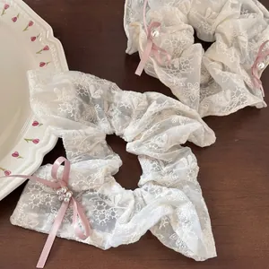 Beige Spitzen-Scrunchie-Set mit rosa Seidenschleifen und Perlen für Dutt-Frisuren