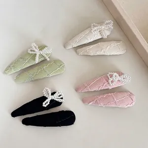 Lot de quatre barrettes en tissu jacquard avec nœud en perles en plusieurs couleurs