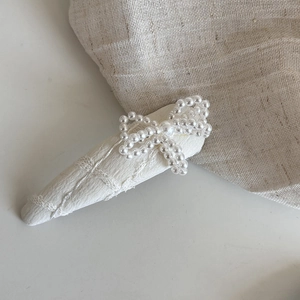 Barrette élégante en jacquard avec nœud en perles et finition en dentelle crème