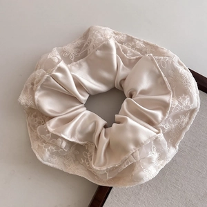 Eleganter cremefarbener Spitzen-Haargummi mit Satinstoff und floraler Stickerei