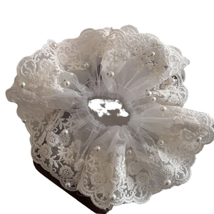 Süßer weißer Spitzen-Scrunchie mit Perlenverzierung für die Dutt-Frisur