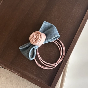 Chouchou avec nœud en denim bleu décoré d'une rose rose et trois bandes élastiques