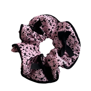 Rosa Scrunchie mit schwarzem Tintenklecks-Print und Satin-Schleifen im Ballett-Stil