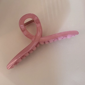 Pince à cheveux minimaliste rose gelée au design épuré pour coiffures de femmes