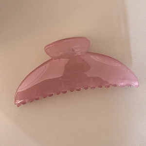 Détail de la grande pince à cheveux rose translucide effet gelée avec finition brillante