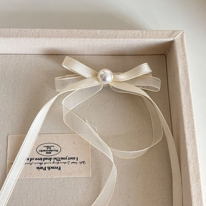 Elegante fermaglio per capelli in raso bianco crema con perla e organza su lino
