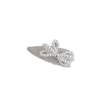 Barrette à cheveux élégante avec nœud en perles, dentelle et tissu gris pour femmes