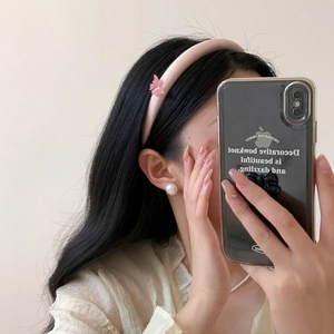 Süßer rosa Satin-Schmetterlings-Haarreif mit Perlenohrringen für einen modischen Look