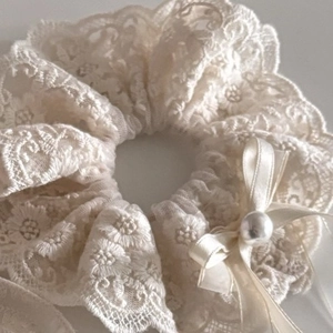 Elegante elastico in pizzo crema con motivo floreale ricamato e dettaglio fiocco di perle