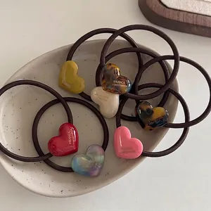 Chouchous cœurs colorés en acétate avec élastique haute résistance sur plat céramique